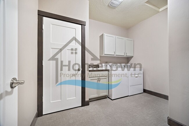 Building Photo - 3 Bedroom 2 Bathroom Home with Attached 3 Car Garage Available in Coeur d'Alene!