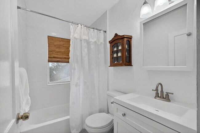 Building Photo - 825 34th St