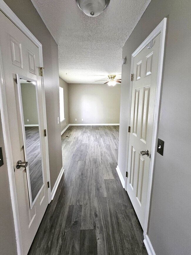 Building Photo - Spacious 4 Bedroom 2.5 bath in Hixson, TN 37343