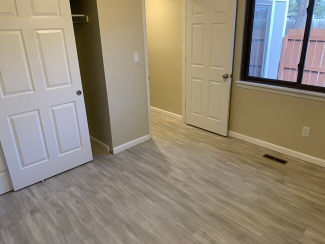 Building Photo - Low Maintenance Ranch Condo