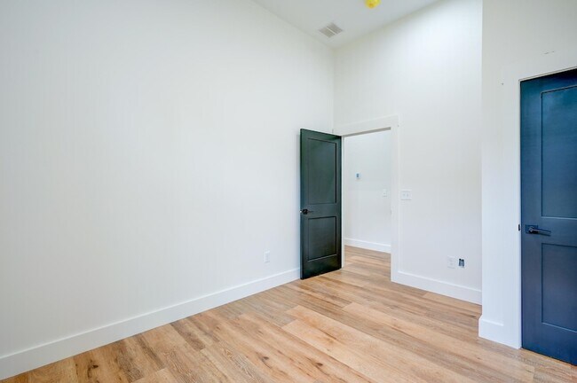 Building Photo - 19 Hidden Glade Dr