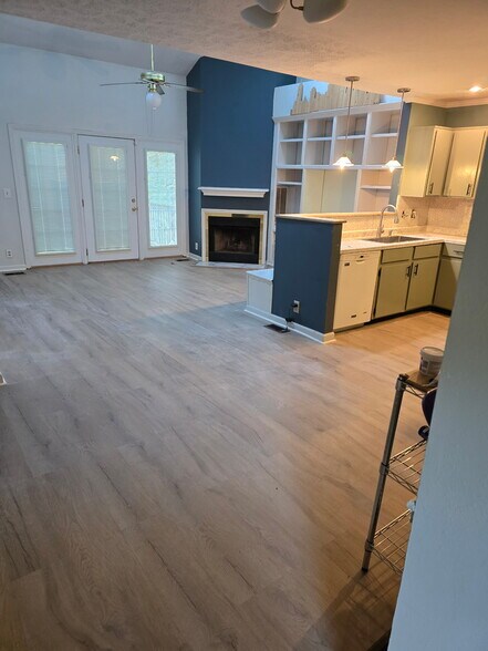 Primary Photo - 5210 Village Way