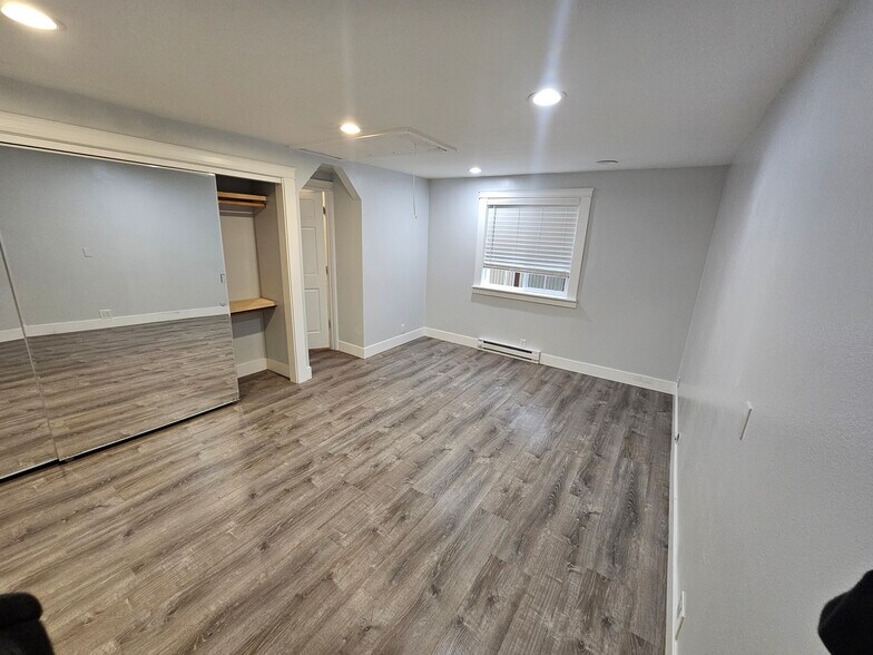 Large master bedroom - 829 2nd Ave N