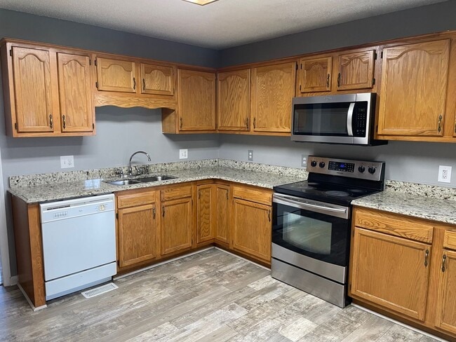 Building Photo - 3-4 Bed with 2 full baths and 2 car garage...