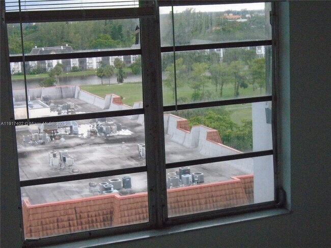 Building Photo - 4174 Inverrary Dr