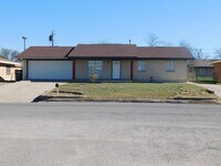 Building Photo - 3bedroom 2 bath remodeled