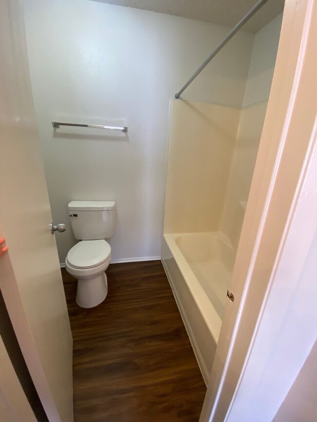 Building Photo - Langtry Apartments- 1 Bedroom 1 Bathroom