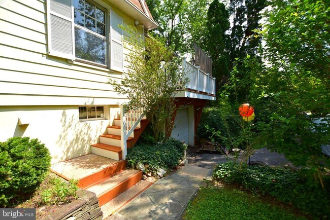 Building Photo - 1300 Noyes Dr