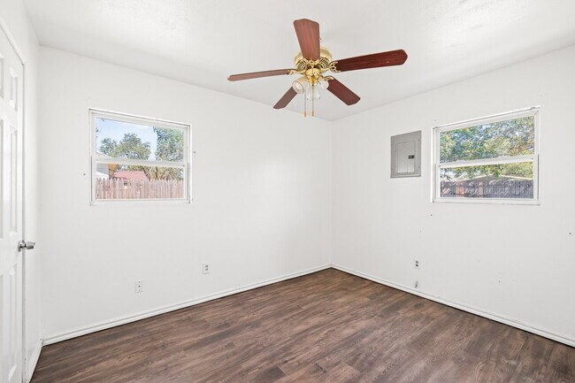 Building Photo - Cute Two Bedroom House, Minutes from TTU &...