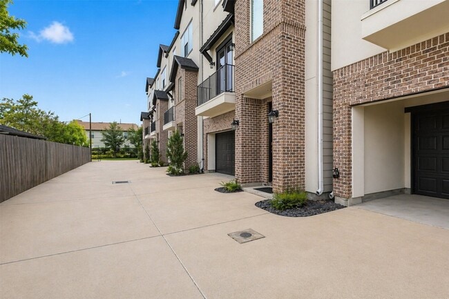 Building Photo - 913 Oak St