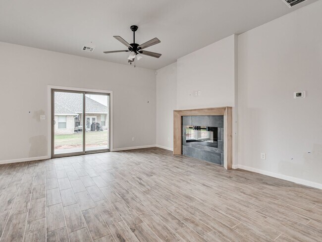 Building Photo - Newer Home in Moore!