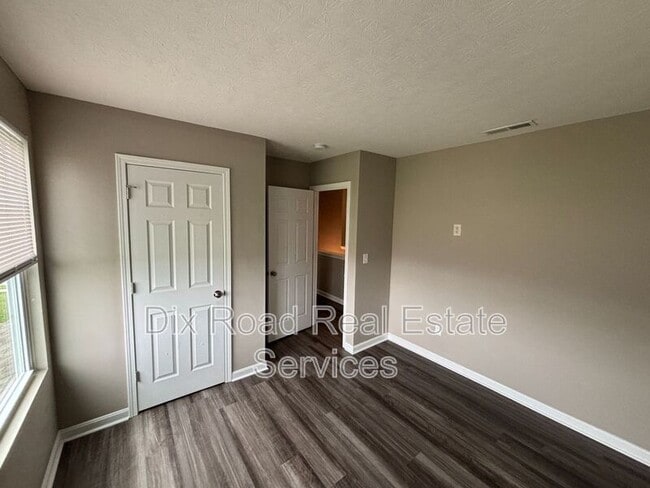 Building Photo - 424 W Kemper Rd