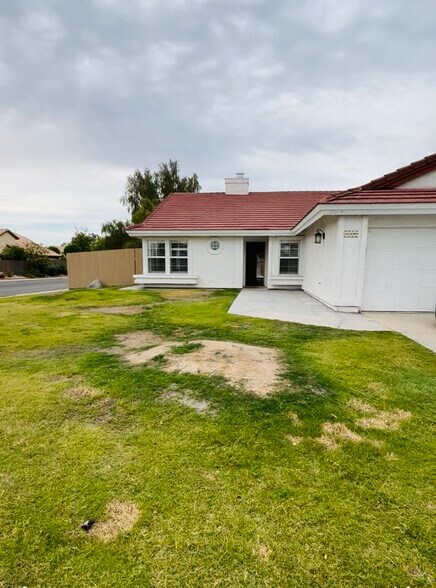 Primary Photo - 2498 Ross Ave