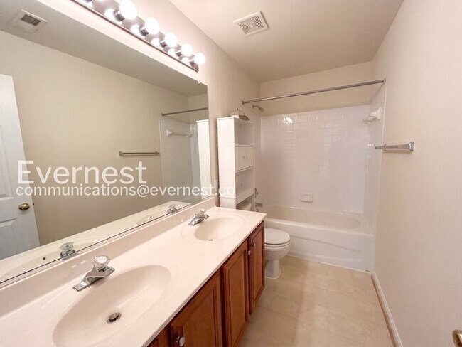 Building Photo - 7 St Stephens Ct