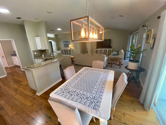 Building Photo - SEASONAL RENTAL in Glenview - 3 Beds, 2 Ba...