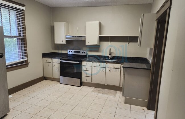 Building Photo - Historical 3 Bedroom 1 Bathroom!