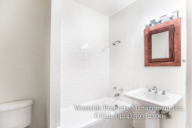 Building Photo - 1437 1/2 N. Las Palmas Ave.-