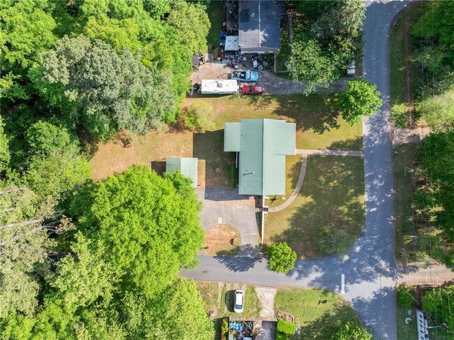 Building Photo - 106 Robinhood Dr