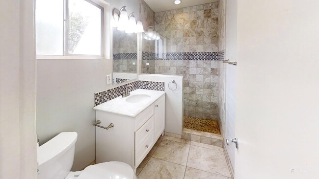 Building Photo - Charming 1 Bed, 1 Bath – Steps from the Or...