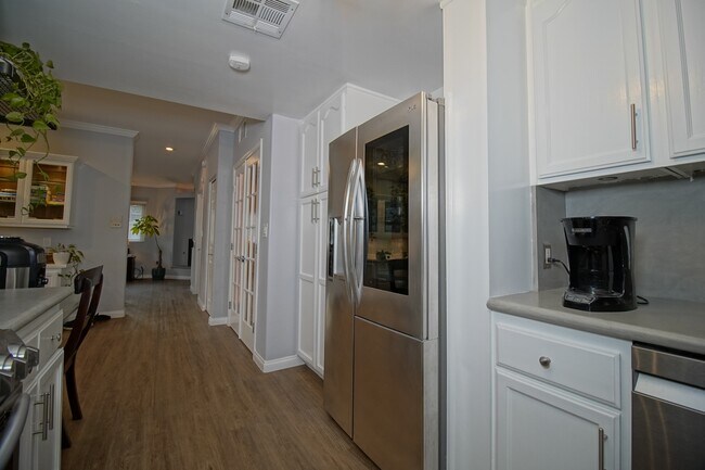 Building Photo - 10929 Landale St