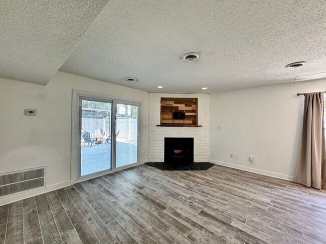 Building Photo - Ready NOW! A Custom Townhouse-Style Duplex Blocks to the Beaches! Fenced Yard - Hot Tub - Pet Fri...