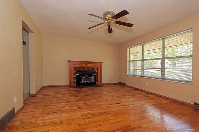 Building Photo - House Close To Campus- Available in July 2026