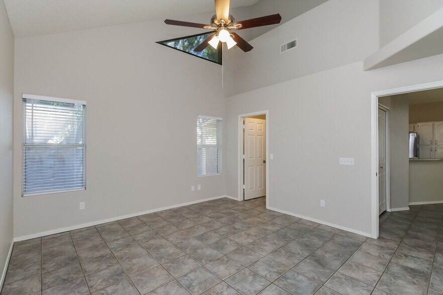Building Photo - 441 S Maple