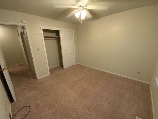 Building Photo - 3 Bedroom 2 Bathroom Duplex