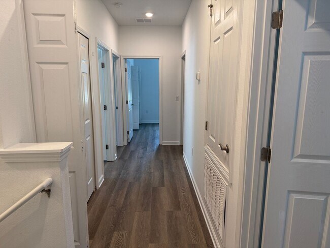 Building Photo - 4 bed 2.5 bath single family