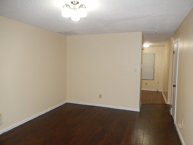 Building Photo - AFFORDABLE 2/1 w/ & Huge Privacy Fenced Yard! $1095/month Avail April 1st!