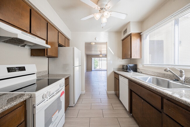 Building Photo - 2724 S Azalea Dr