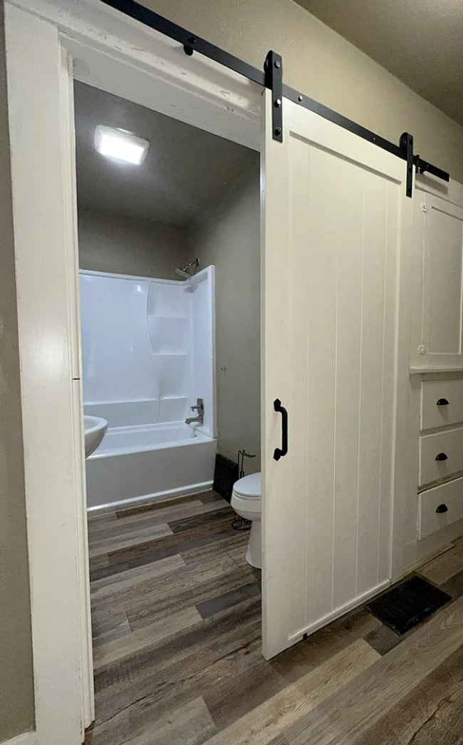 Building Photo - Don't Miss Out on this beautiful bungalow!