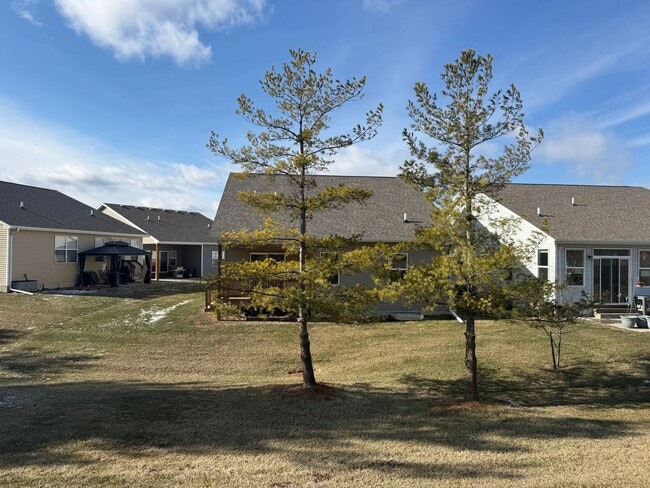 Building Photo - Spacious home in a desirable neighborhood