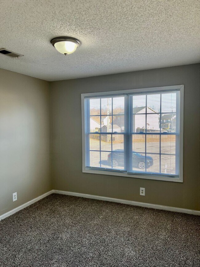 Building Photo - Newly Renovated Home Off Trenton Rd!