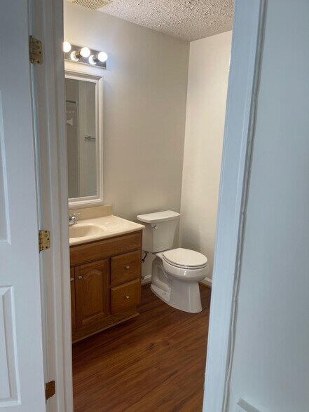 Building Photo - 5610 Avonshire Pl