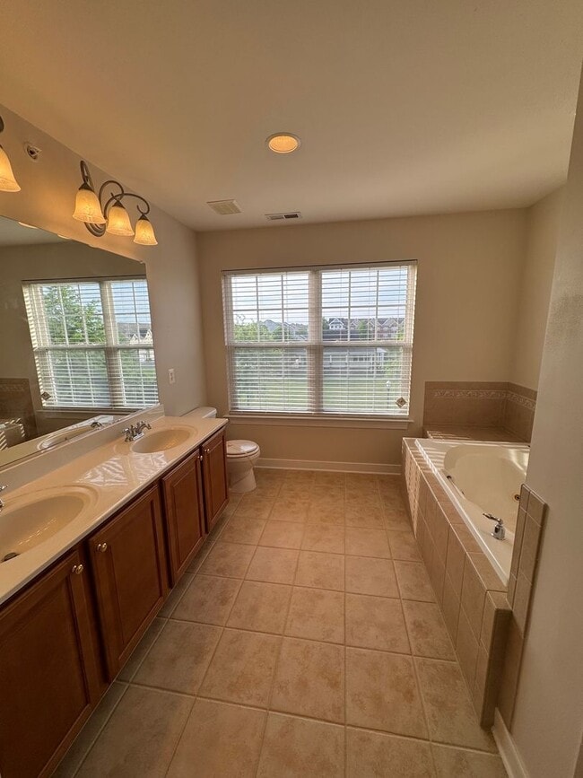 Building Photo - Lovely 4 bedroom townhome in Villages of F...