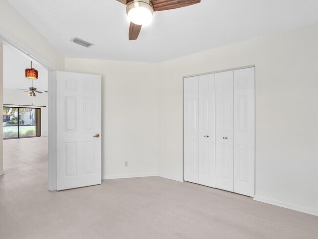 Building Photo - 330 Eastwood Terrace