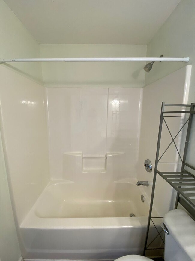 Building Photo - West AVL - Spacious Home in Scenic Bluff S...
