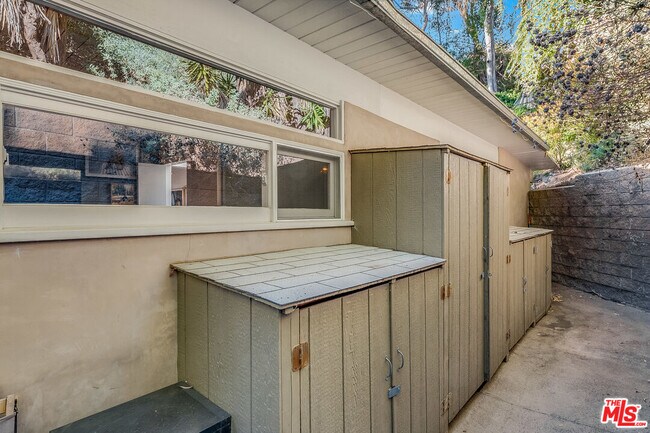 Building Photo - 7979 W Willow Glen Rd