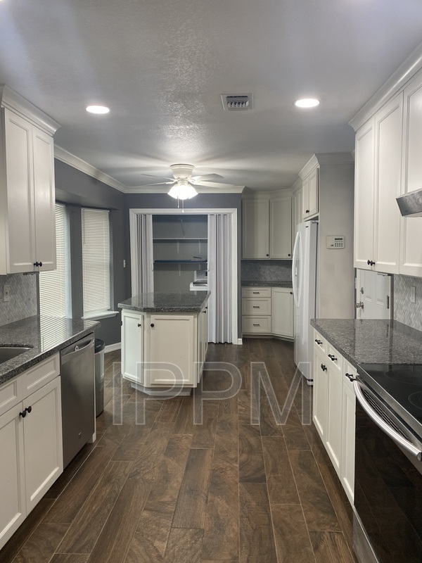 Building Photo - 609 Inverary Dr