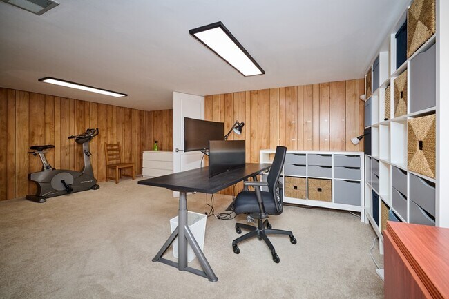 Building Photo - 926 N Boxwood Dr
