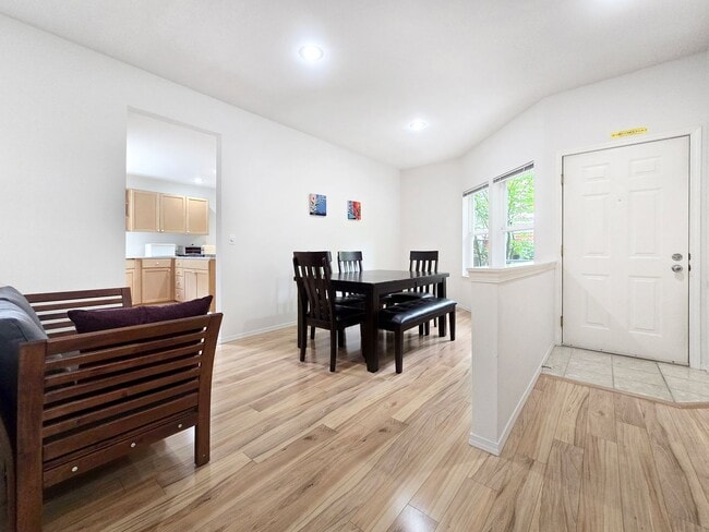 Building Photo - Spacious 3-Bed, 3-Bath Home with Lower Level Bedrooms, Patio, and Garage Near Factoria Mall & Dow...