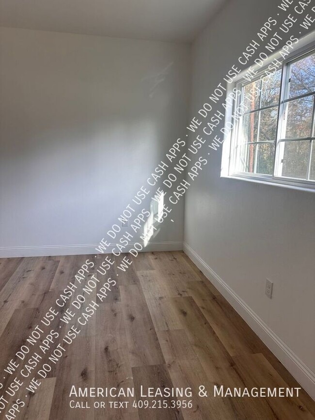 Building Photo - 1003 Lynn-D