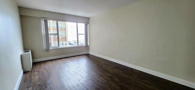 Building Photo - 6157 N Sheridan Rd