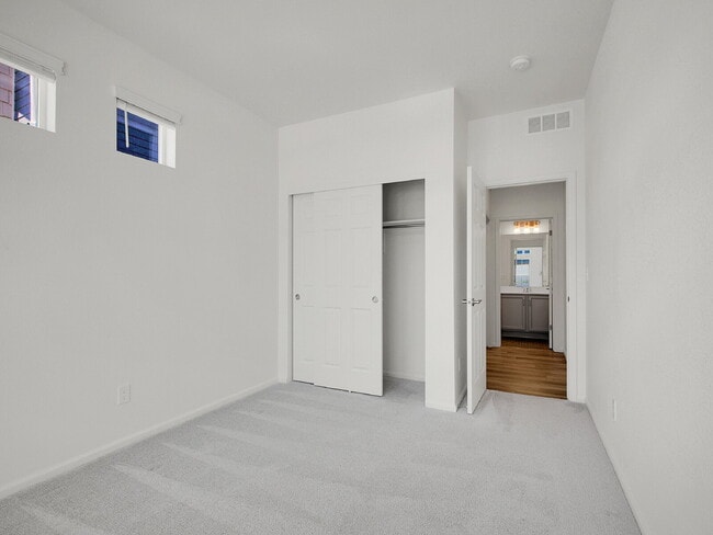 Building Photo - $3,295, 3 bed, 3 bath, located in Erie