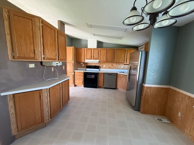 Building Photo - Three Bedroom with Gorgeous Views!
