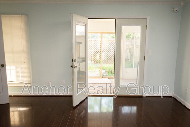 Building Photo - 304 Falling Ln