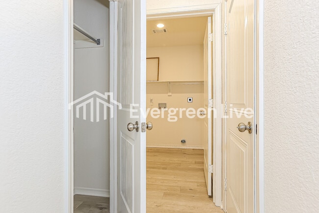 Building Photo - 12 Sourdough Crk Ln