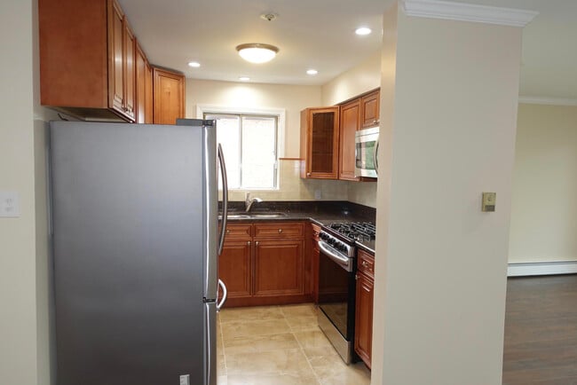 Building Photo - 629 W 65th St