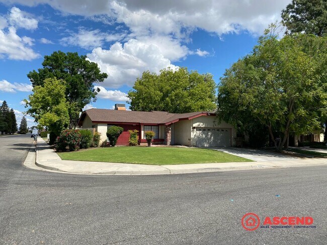 Building Photo - Beautiful 3 Bedroom Home Located in the So...